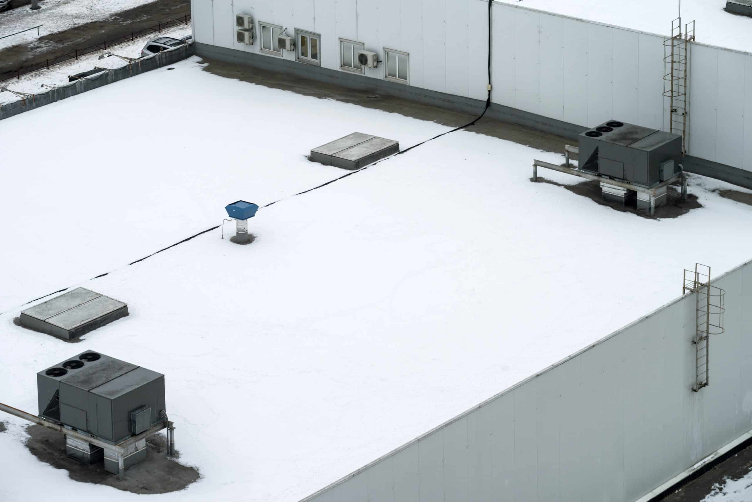 Top Solutions When Your Commercial Roof Starts Leaking in Winter